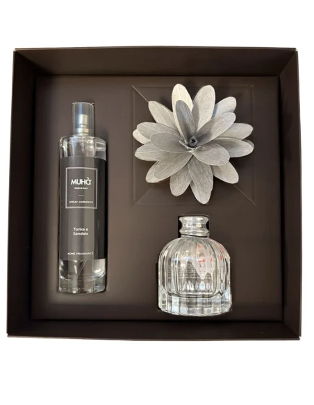 Muhà - Confezione Regalo Diffusore Flower e Spray Ambienti - Tonka e Sandalo