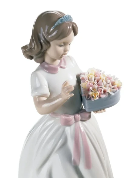 Lladró - Little Girl For a Special Person Sculpture - Porcelain