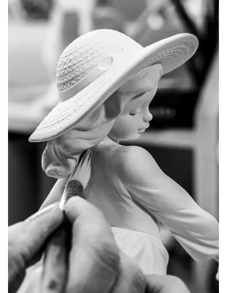 Lladró - Little Girl Daisy Sculpture - Porcelain