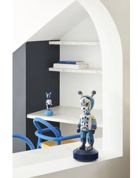 Lladró - Sculpture The Guest by Kzeng Jiang - Blue