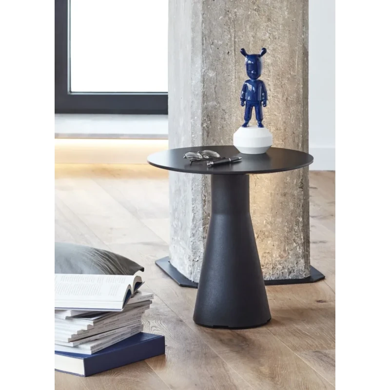 Lladró - The Dark Blue Guest Sculpture - Dark Blue / White