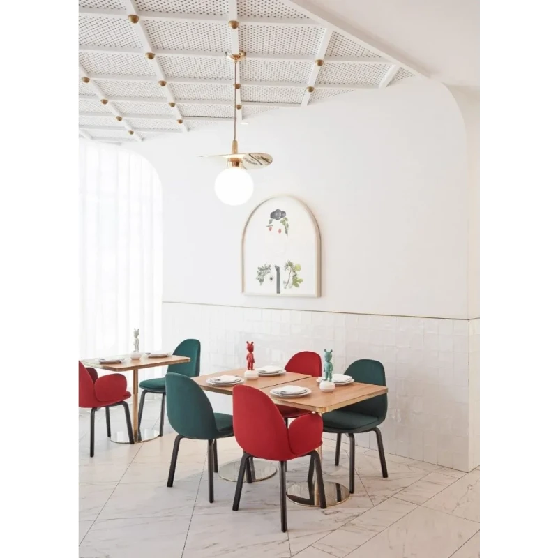 Lladró - The White Guest Sculpture - White