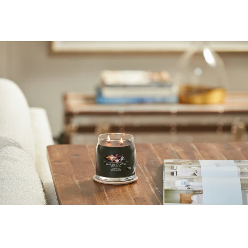 Yankee Candle - Black Coconut - Medium Jar Candle